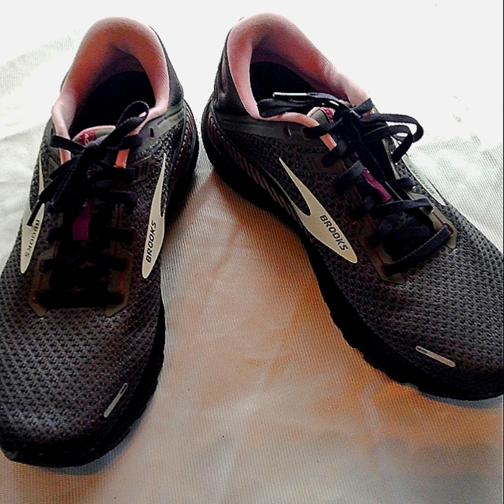Athletic hoes,  Brooks brand ladies,12 wide